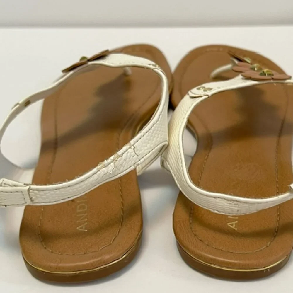 Andiamo Adanielle Womens White & Tan Flower Thong Sandals Size 8.5